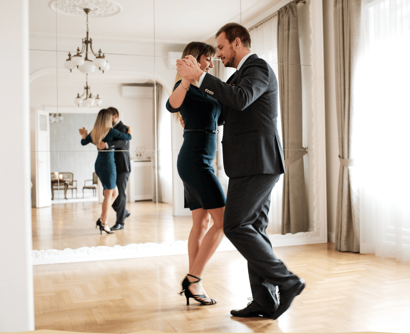 Tangó magánóra tánc egy tükör előtt